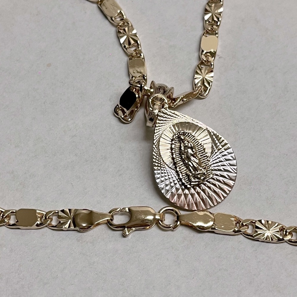 New Laminated gold chain with 24” image of the Virgin of Gudalupe - Picture 6 of 8